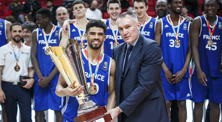 FIBA Executive Director Europe Kamil Novak presents Bathiste Tchouaffe with the trophy