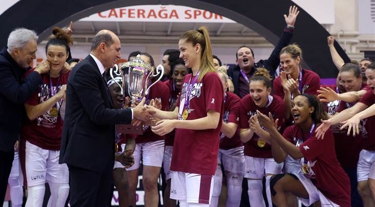 FIBA Europe President Turgay Demirel presents team captain Bahar Caglar with the trophy (photo: Ahmet Tokyay)