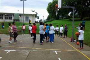 Mothers in "Hoops for Health" programme in Fiji