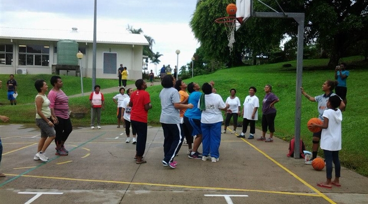 Mothers in "Hoops for Health" programme in Fiji